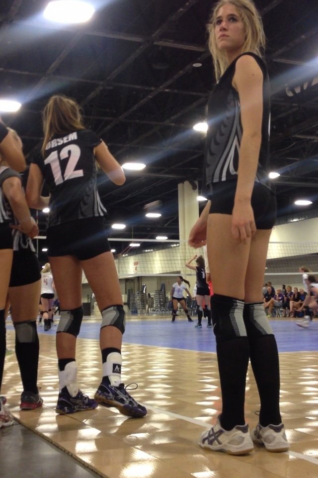 Horny Volleyball Hooker Strips Her Spandex and Teases Her Tight Young Body 1