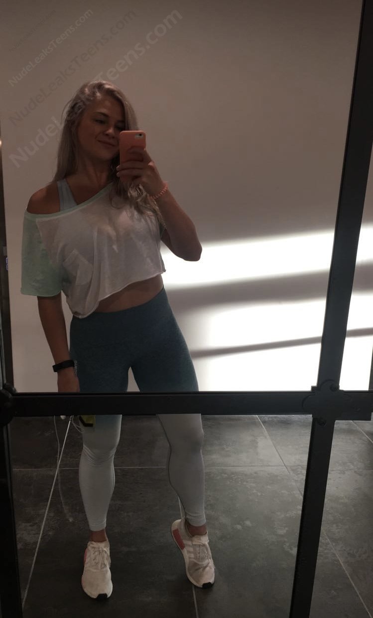 バスティー・サッカー・マム・ゲッツ・ソキング・ウェット・イン・ザ・シャワー・クレイビング・ア・コック 4