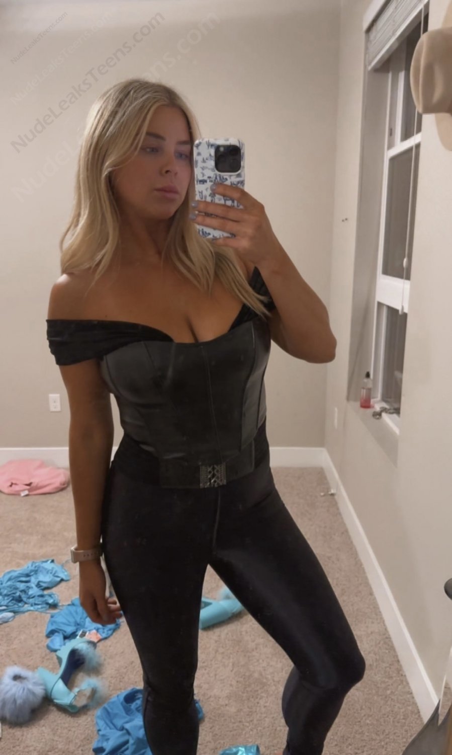 バスティー・サッカー・マム・ゲッツ・ソキング・ウェット・イン・ザ・シャワー・クレイビング・ア・コック 12