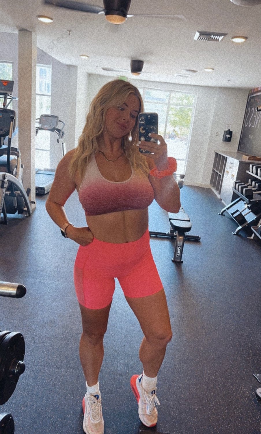 バスティー・サッカー・マム・ゲッツ・ソキング・ウェット・イン・ザ・シャワー・クレイビング・ア・コック 24