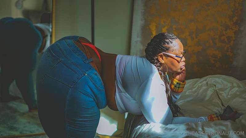 シック・エボニー・クイーン・デザイア・ムーア・バウンシング・ザット・BBWブーティー 4