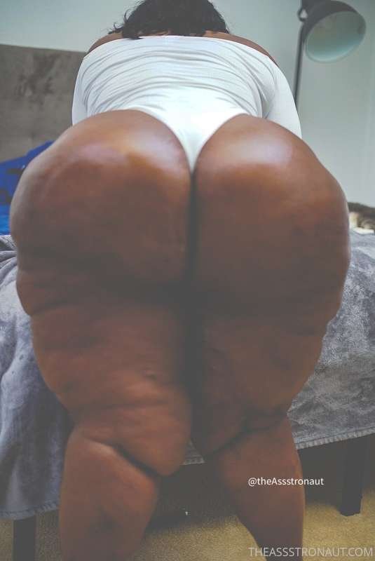 シック・エボニー・クイーン・デザイア・ムーア・バウンシング・ザット・BBWブーティー 25