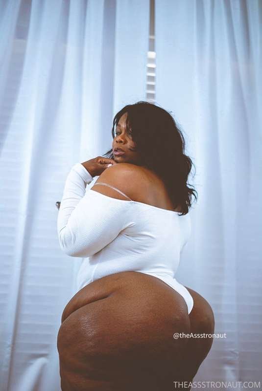 シック・エボニー・クイーン・デザイア・ムーア・バウンシング・ザット・BBWブーティー 28