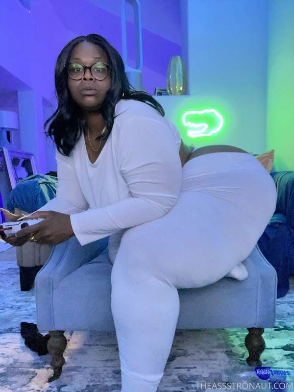 シック・エボニー・クイーン・デザイア・ムーア・バウンシング・ザット・BBWブーティー 30