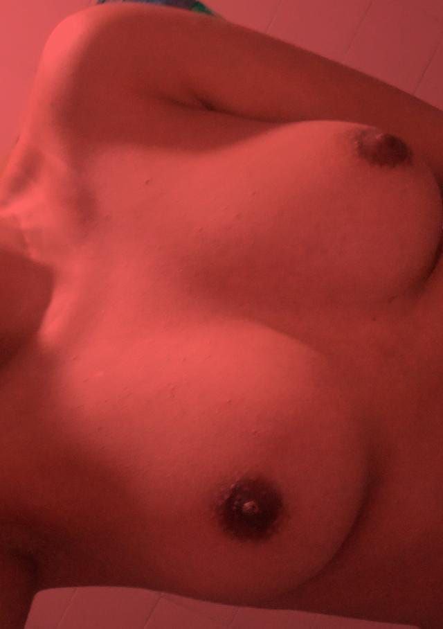 Las tetas de una amiga 37