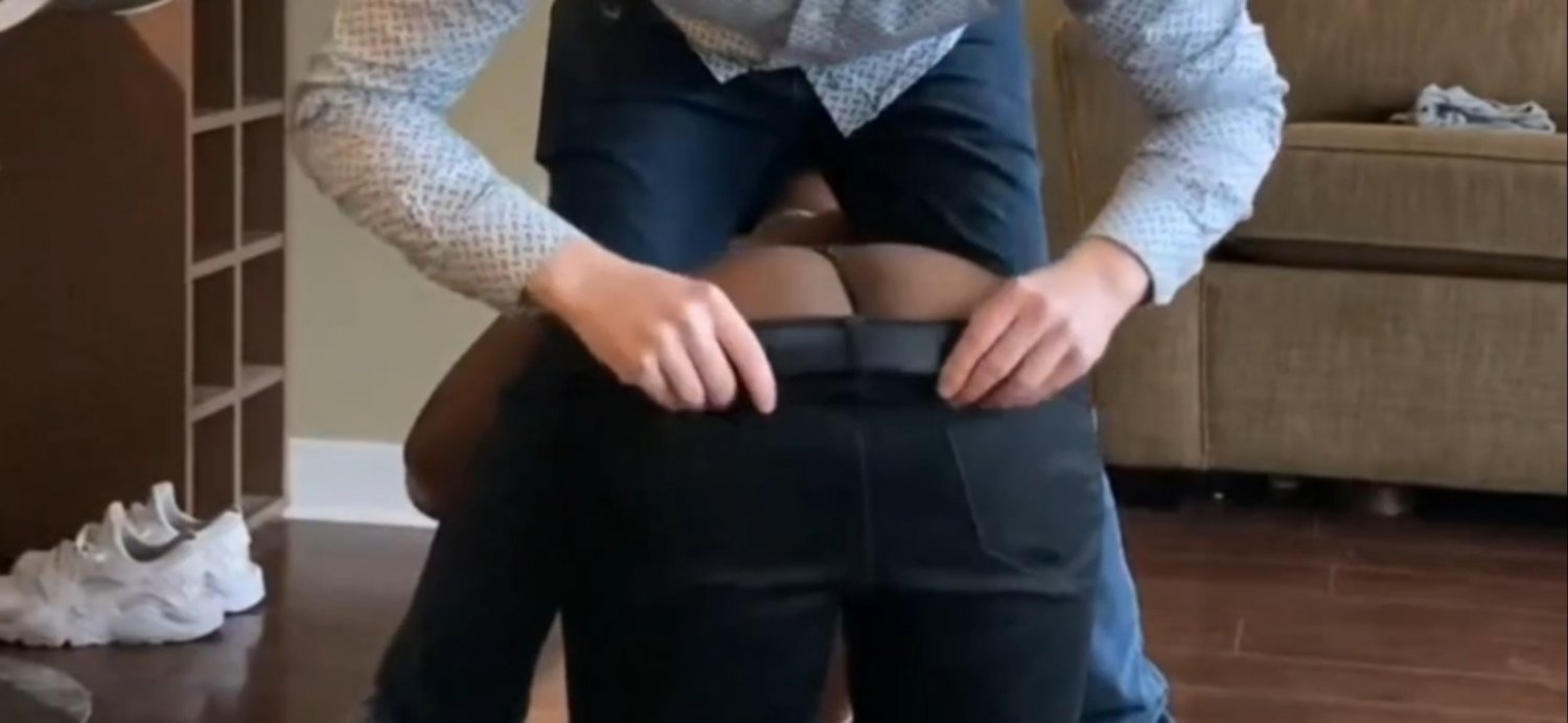 セイバリー・19ヨー・エボニー・ベイブ・ストリップト・ネイキッド・アンド・ディープスローティング・ライク・ア・プロ 4