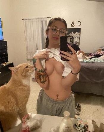 Schönes Flittchen mit Brille und Tattoos 2