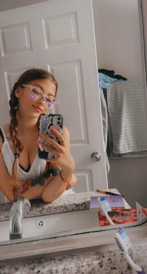 Schönes Flittchen mit Brille und Tattoos 5