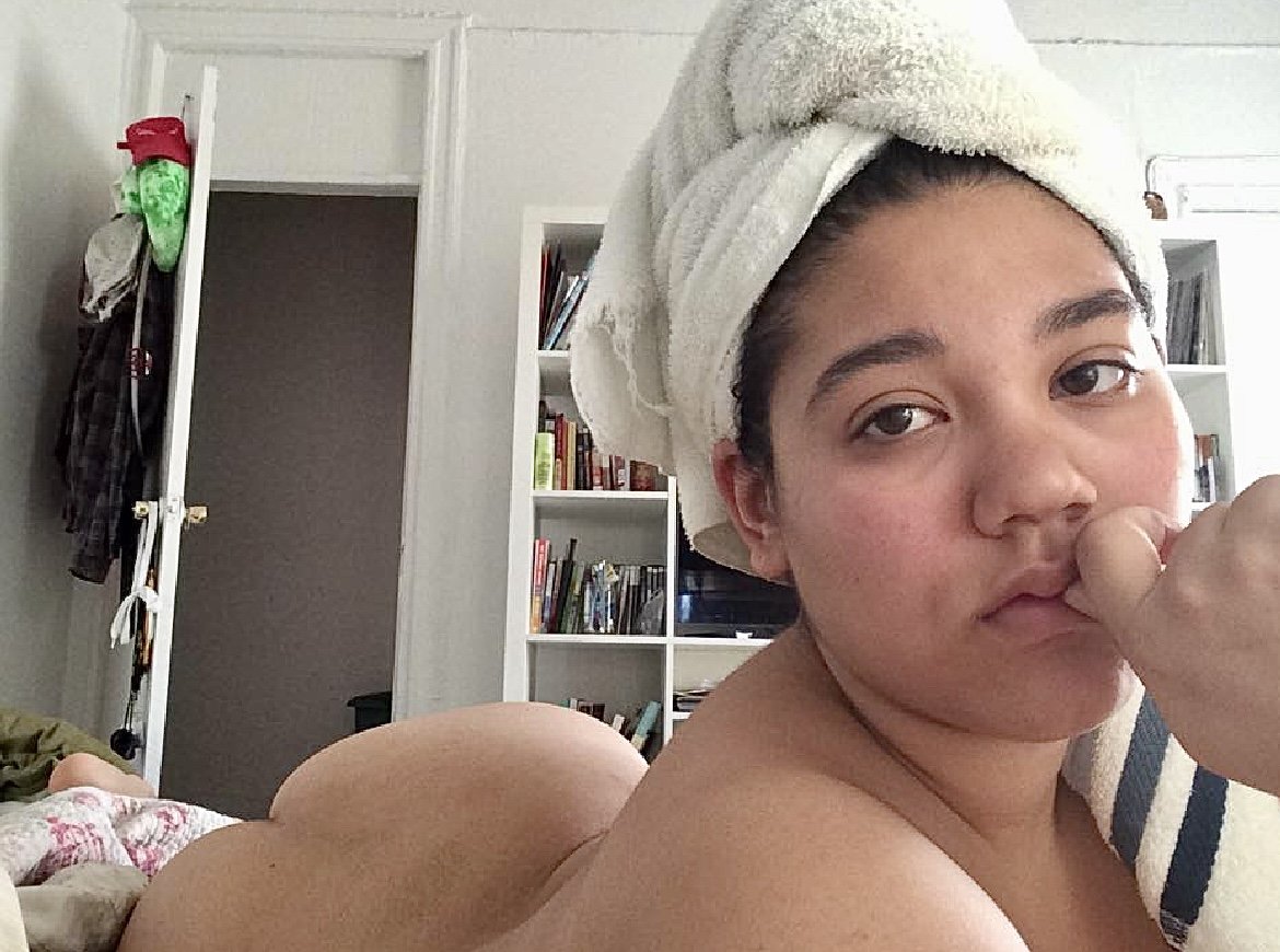 ラティーナ・キューティー・ルーシー・スプレッズ・ハー・タイト・リトル・プッシー 1