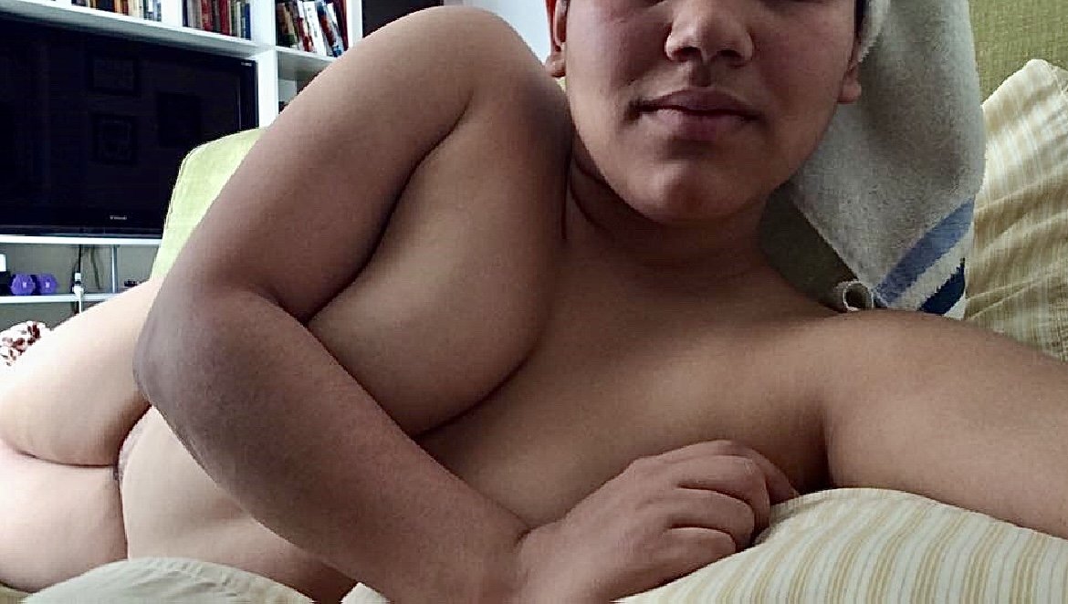 ラティーナ・キューティー・ルーシー・スプレッズ・ハー・タイト・リトル・プッシー 2