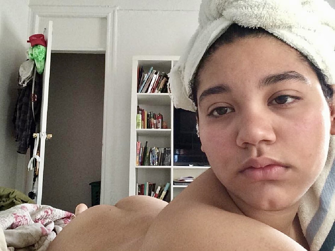 ラティーナ・キューティー・ルーシー・スプレッズ・ハー・タイト・リトル・プッシー 3