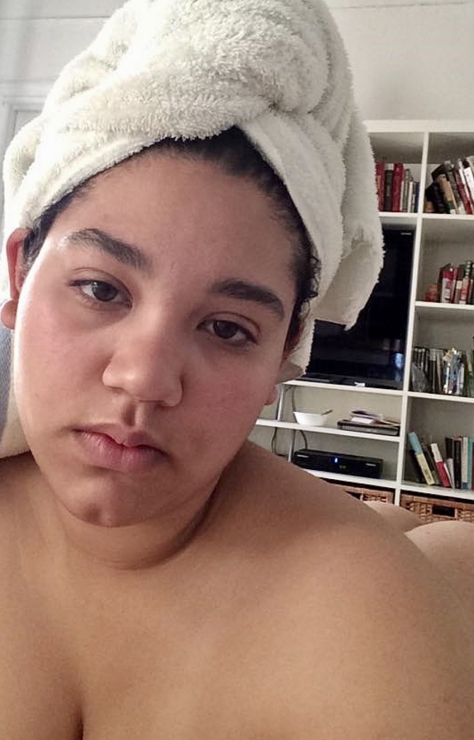 ラティーナ・キューティー・ルーシー・スプレッズ・ハー・タイト・リトル・プッシー 4