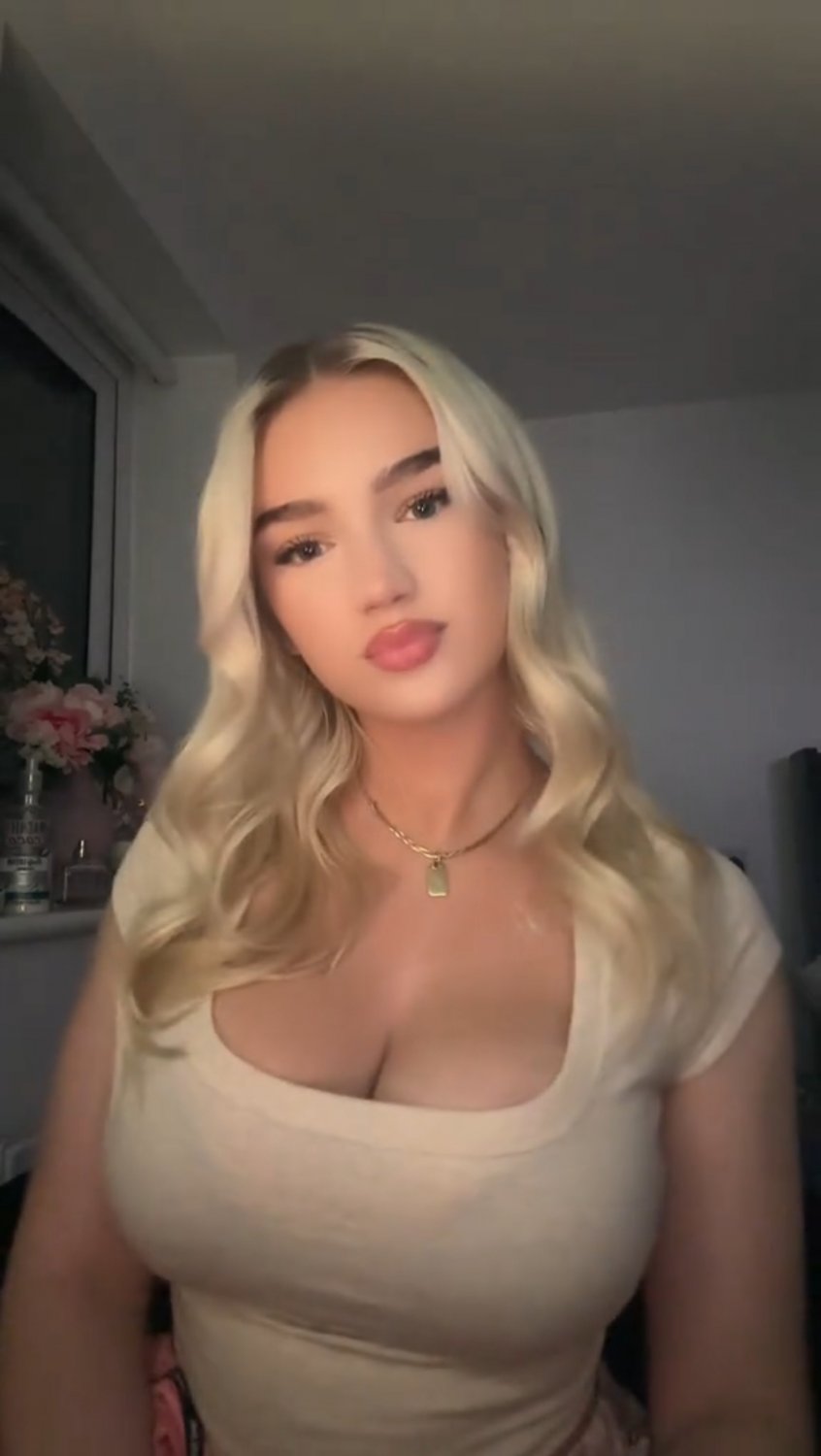 ブリティッシュ・チャブ・スラット・フラッシング・ハー・マッシブ・ティッツ・セルフィー・スタイル 1