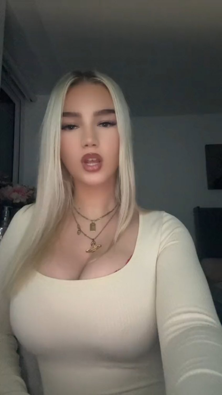 ブリティッシュ・チャブ・スラット・フラッシング・ハー・マッシブ・ティッツ・セルフィー・スタイル 11