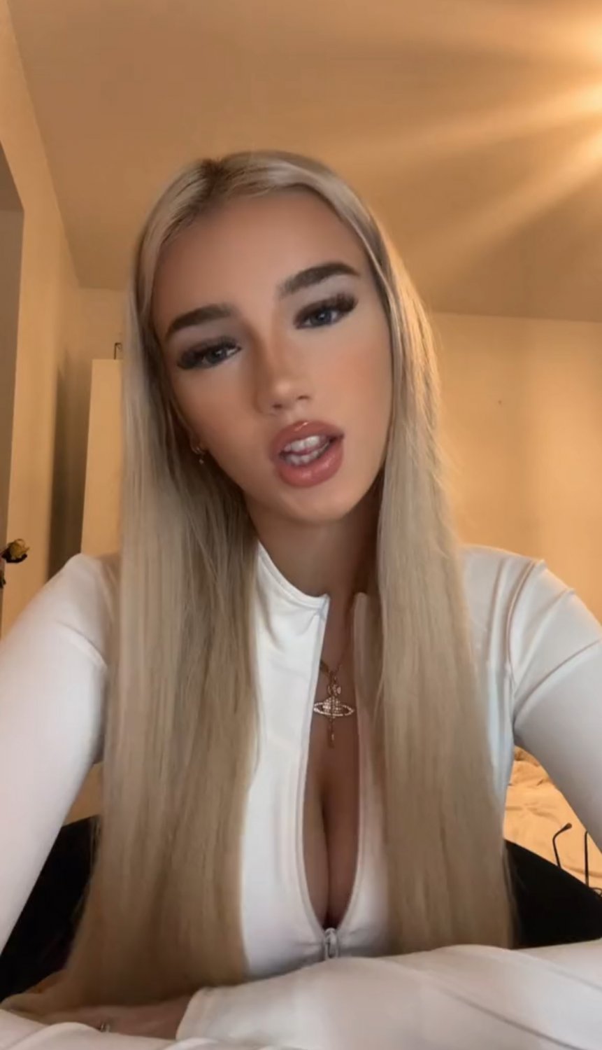 ブリティッシュ・チャブ・スラット・フラッシング・ハー・マッシブ・ティッツ・セルフィー・スタイル 14