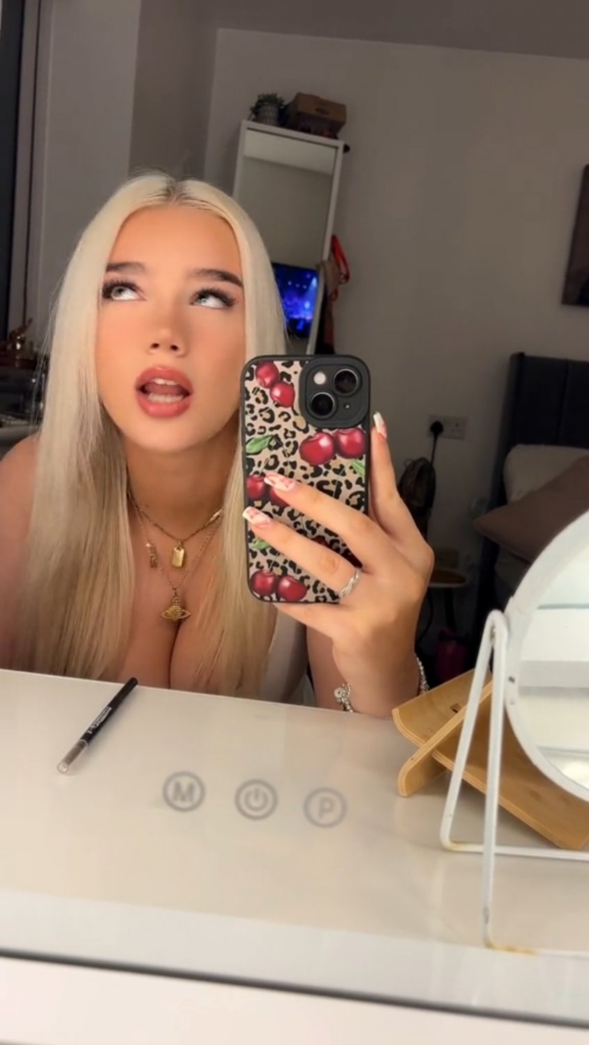 ブリティッシュ・チャブ・スラット・フラッシング・ハー・マッシブ・ティッツ・セルフィー・スタイル 17