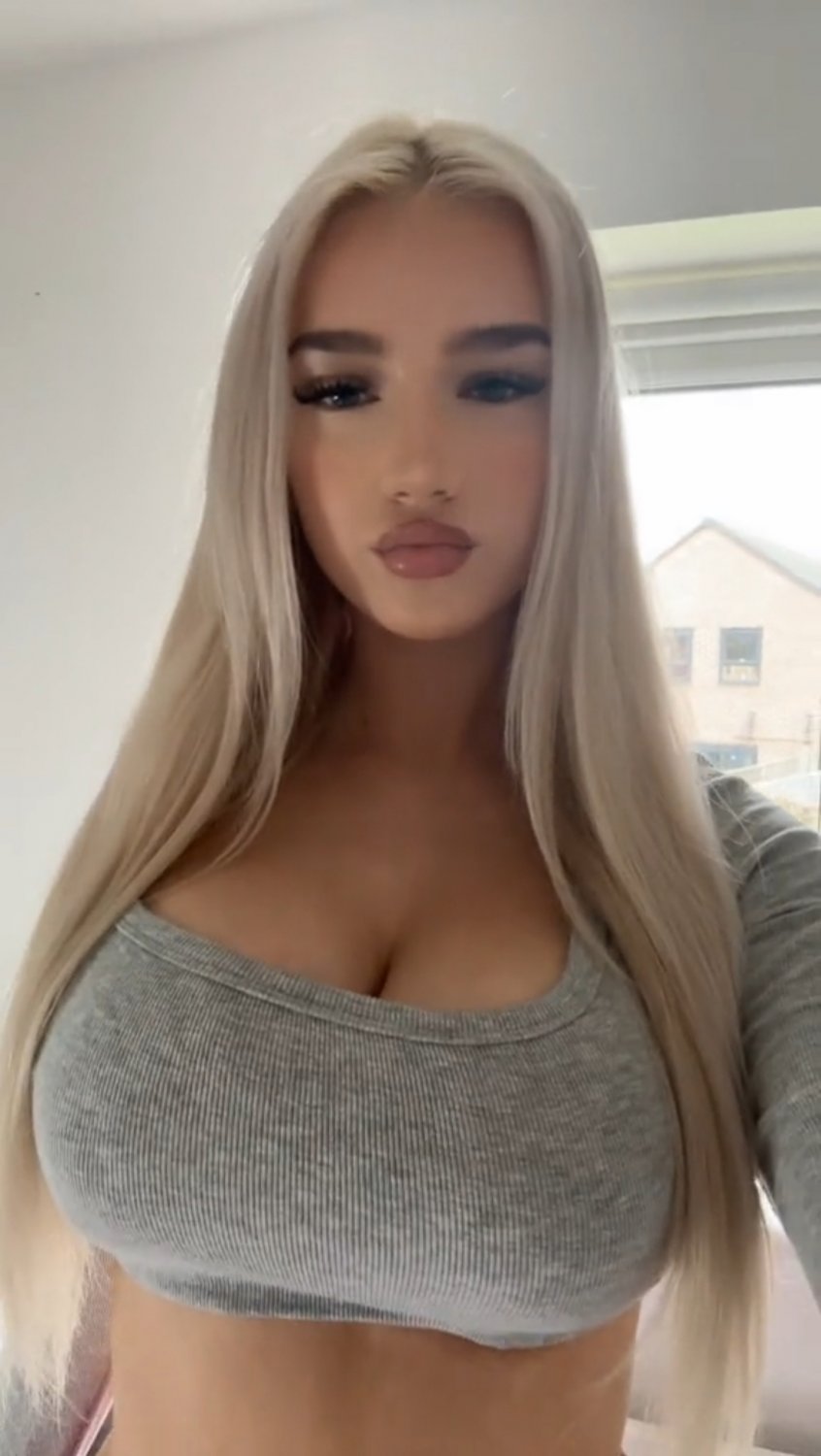 ブリティッシュ・チャブ・スラット・フラッシング・ハー・マッシブ・ティッツ・セルフィー・スタイル 21