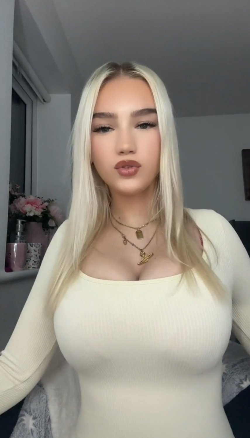 ブリティッシュ・チャブ・スラット・フラッシング・ハー・マッシブ・ティッツ・セルフィー・スタイル 22