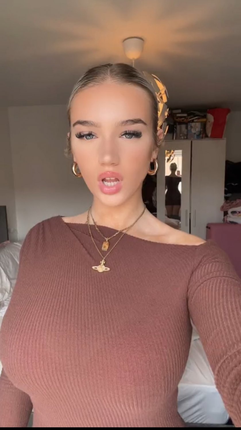 ブリティッシュ・チャブ・スラット・フラッシング・ハー・マッシブ・ティッツ・セルフィー・スタイル 58