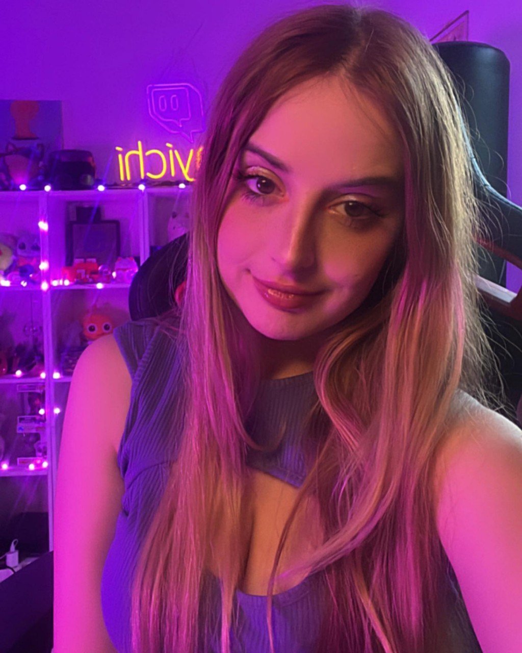 フリムジー・ゲーマー・ガール・マイイチ・焦らしズ・ウィズ・ハー・プレイフル・アンド・イノセント・ルックス 2