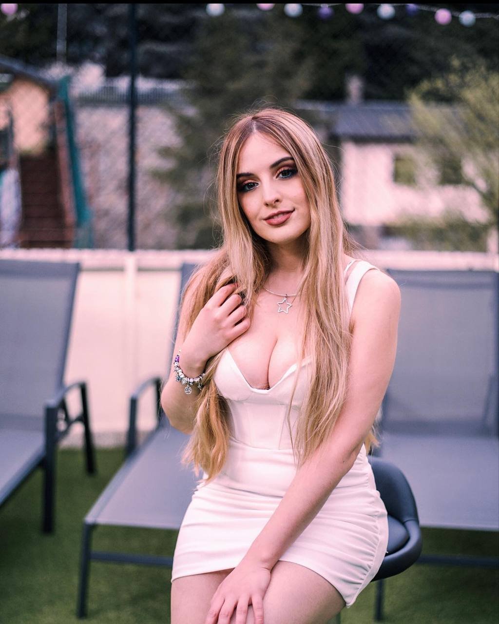 フリムジー・ゲーマー・ガール・マイイチ・焦らしズ・ウィズ・ハー・プレイフル・アンド・イノセント・ルックス 15