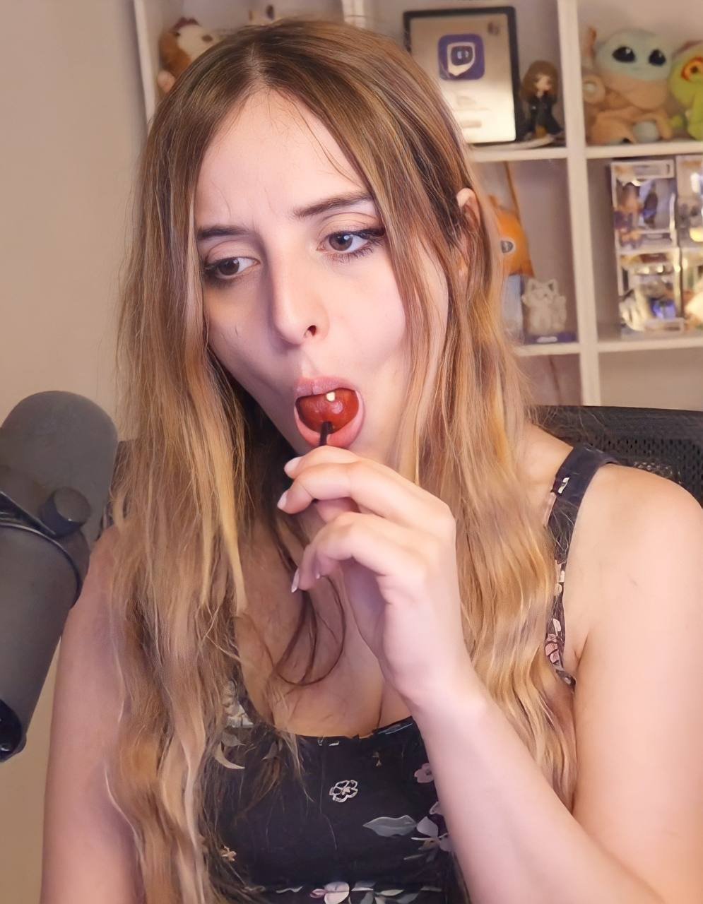 フリムジー・ゲーマー・ガール・マイイチ・焦らしズ・ウィズ・ハー・プレイフル・アンド・イノセント・ルックス 22