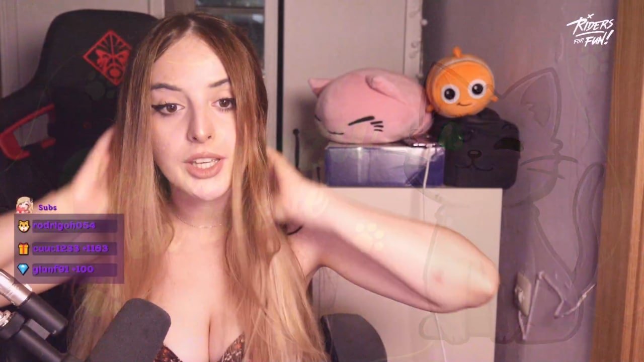 フリムジー・ゲーマー・ガール・マイイチ・焦らしズ・ウィズ・ハー・プレイフル・アンド・イノセント・ルックス 24