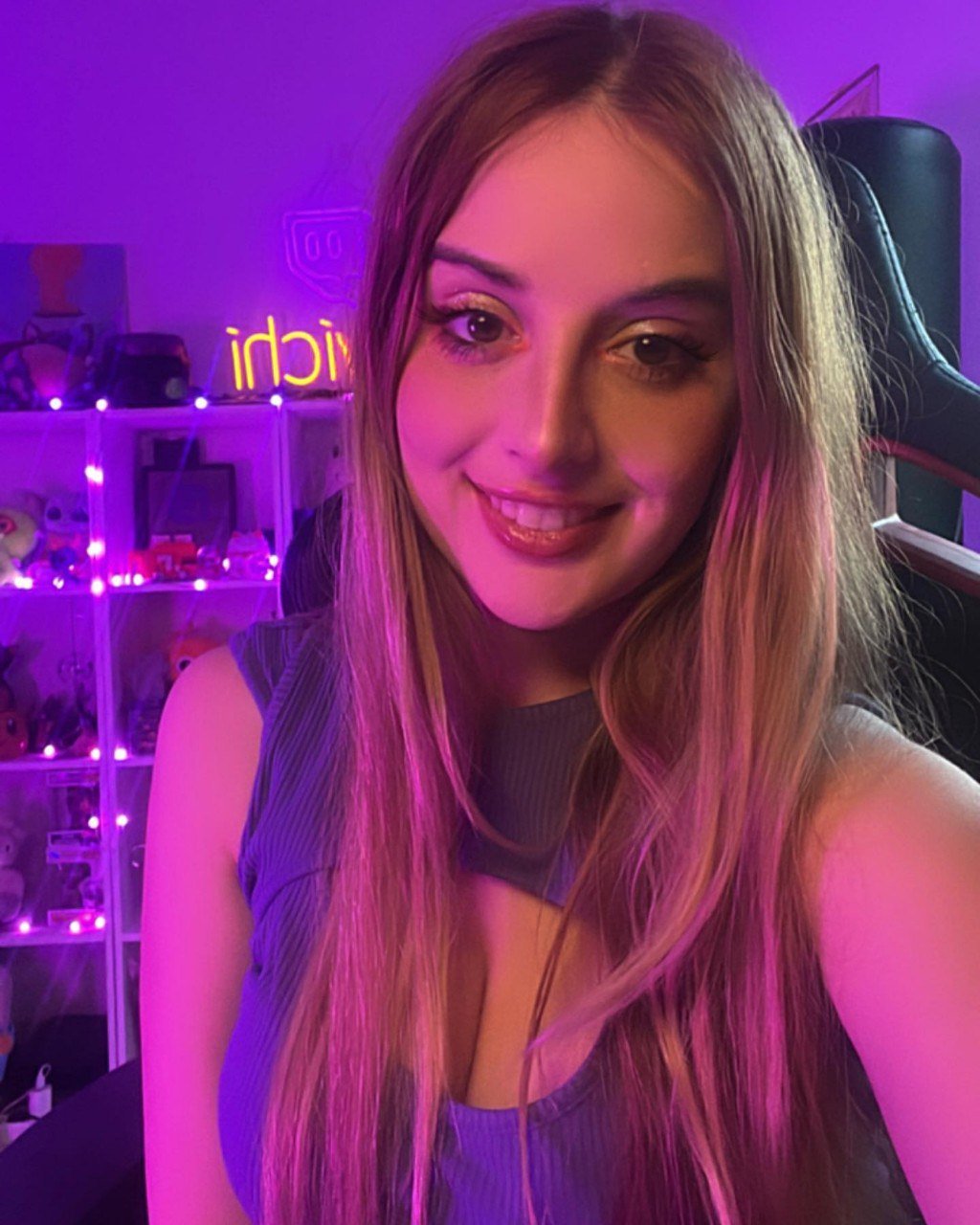 フリムジー・ゲーマー・ガール・マイイチ・焦らしズ・ウィズ・ハー・プレイフル・アンド・イノセント・ルックス 27