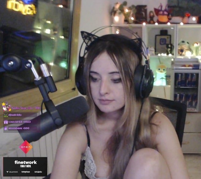 フリムジー・ゲーマー・ガール・マイイチ・焦らしズ・ウィズ・ハー・プレイフル・アンド・イノセント・ルックス 33