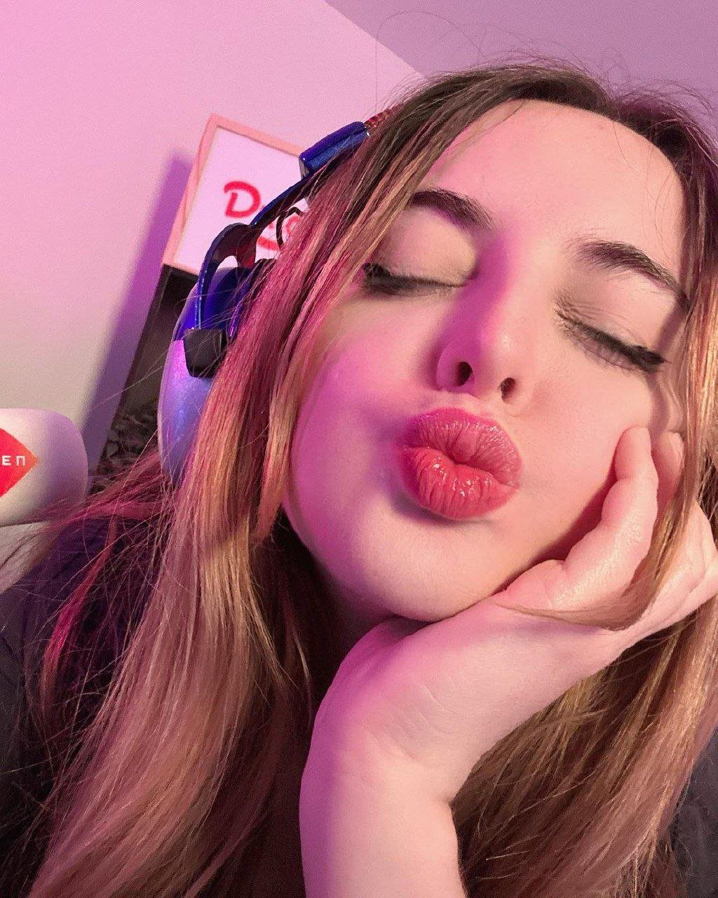 フリムジー・ゲーマー・ガール・マイイチ・焦らしズ・ウィズ・ハー・プレイフル・アンド・イノセント・ルックス 34