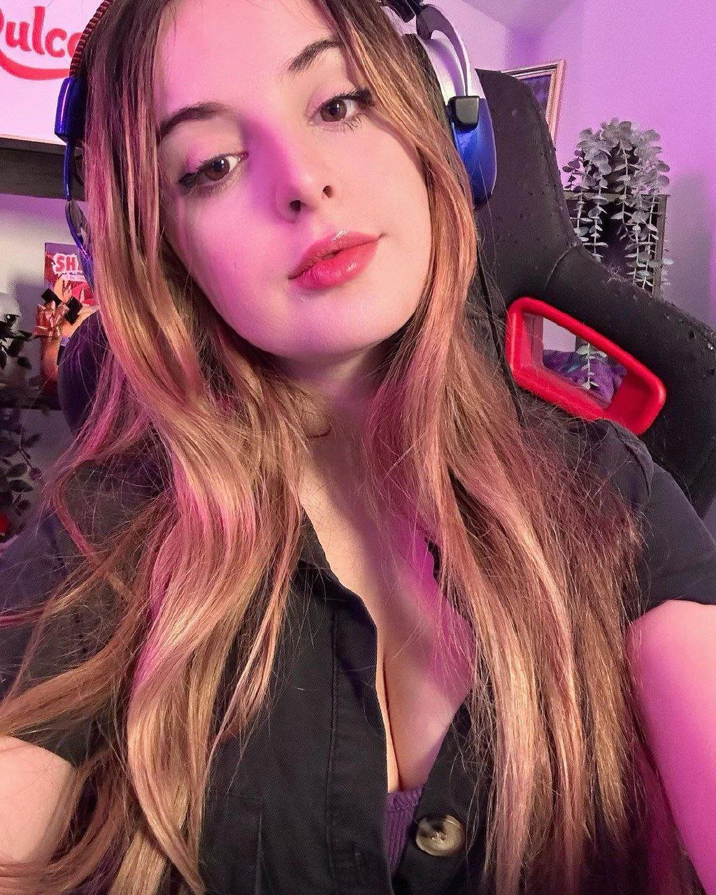 フリムジー・ゲーマー・ガール・マイイチ・焦らしズ・ウィズ・ハー・プレイフル・アンド・イノセント・ルックス 40