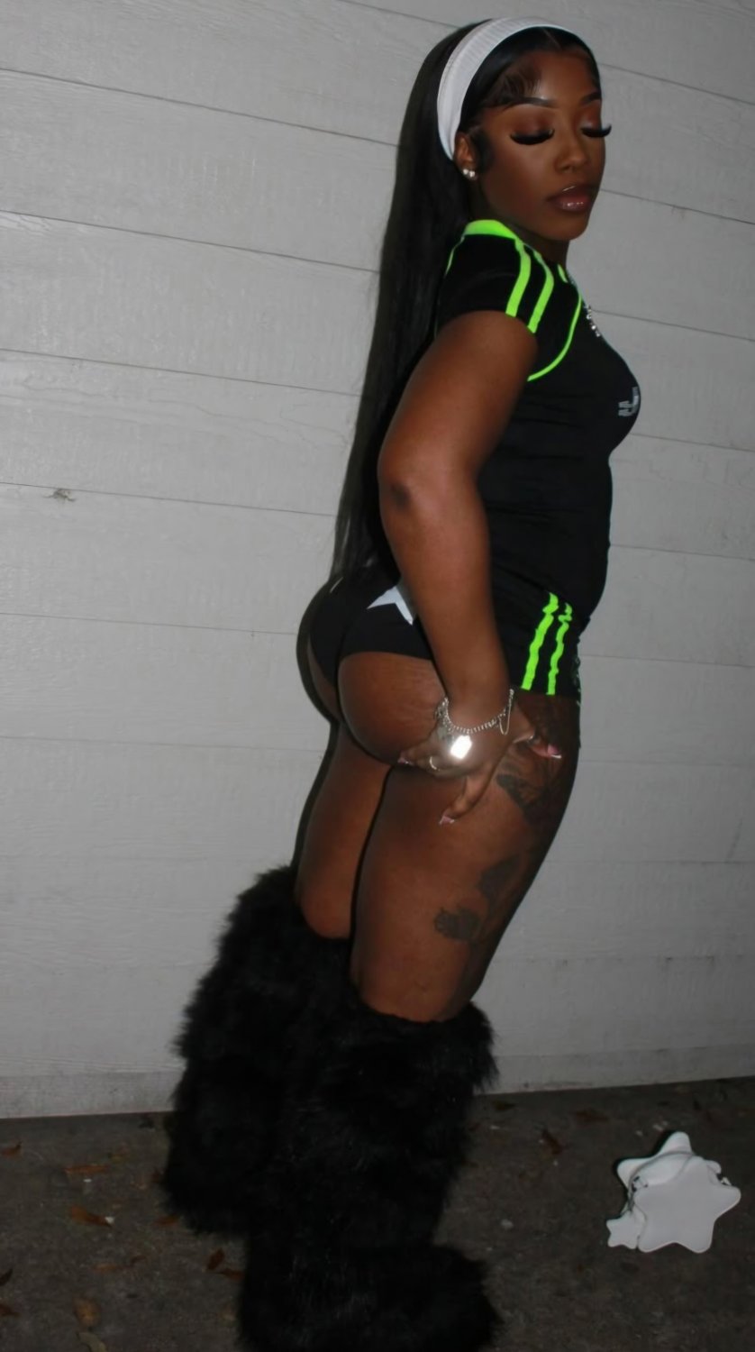 Thick baddie from Houston who knows how to work every inch of her body 5