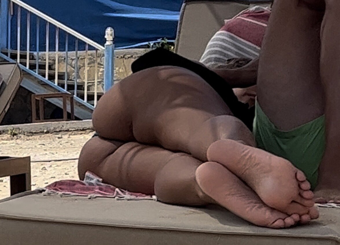 スニーキー・ボイヤー・キャプチャーズ・パーフェクト・キャンディッド・ソールズ・アンド・スムース・ベア・フィート 14