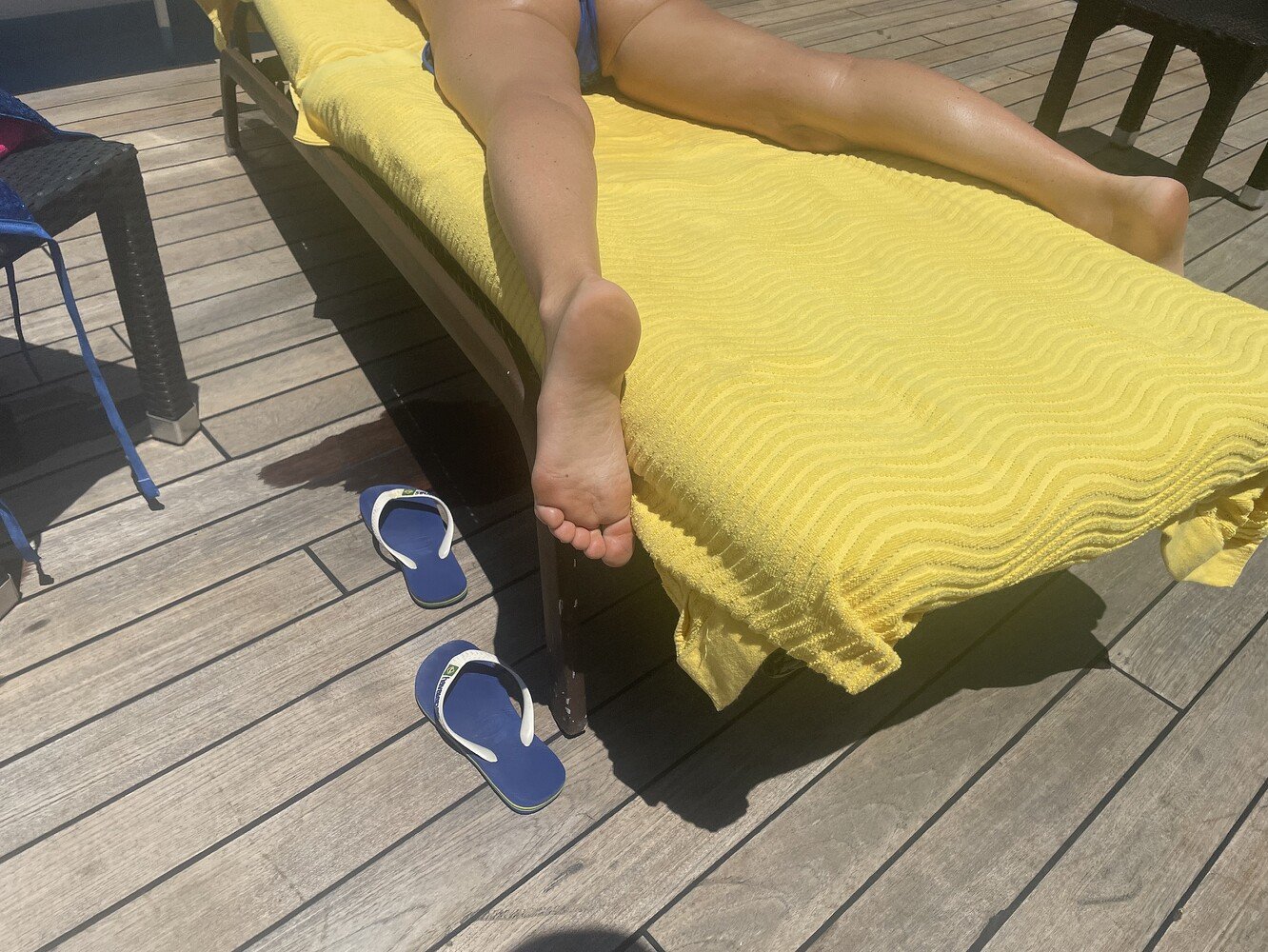 スニーキー・ボイヤー・キャプチャーズ・パーフェクト・キャンディッド・ソールズ・アンド・スムース・ベア・フィート 21