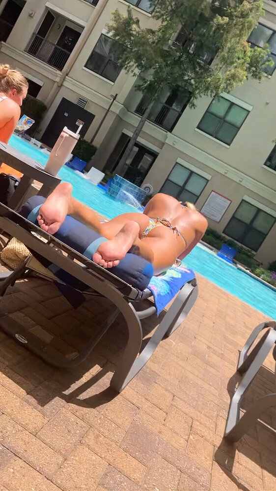 スニーキー・ボイヤー・キャプチャーズ・パーフェクト・キャンディッド・ソールズ・アンド・スムース・ベア・フィート 40