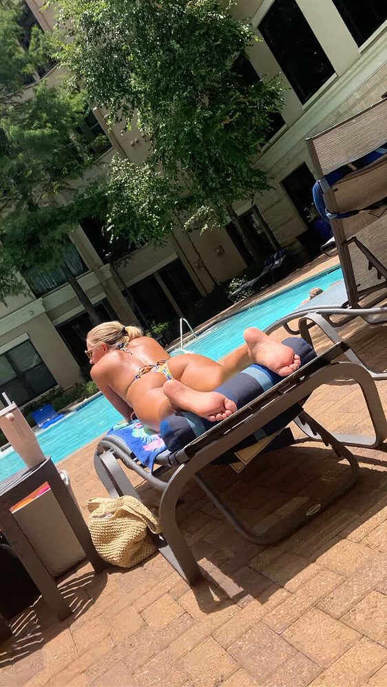 スニーキー・ボイヤー・キャプチャーズ・パーフェクト・キャンディッド・ソールズ・アンド・スムース・ベア・フィート 46