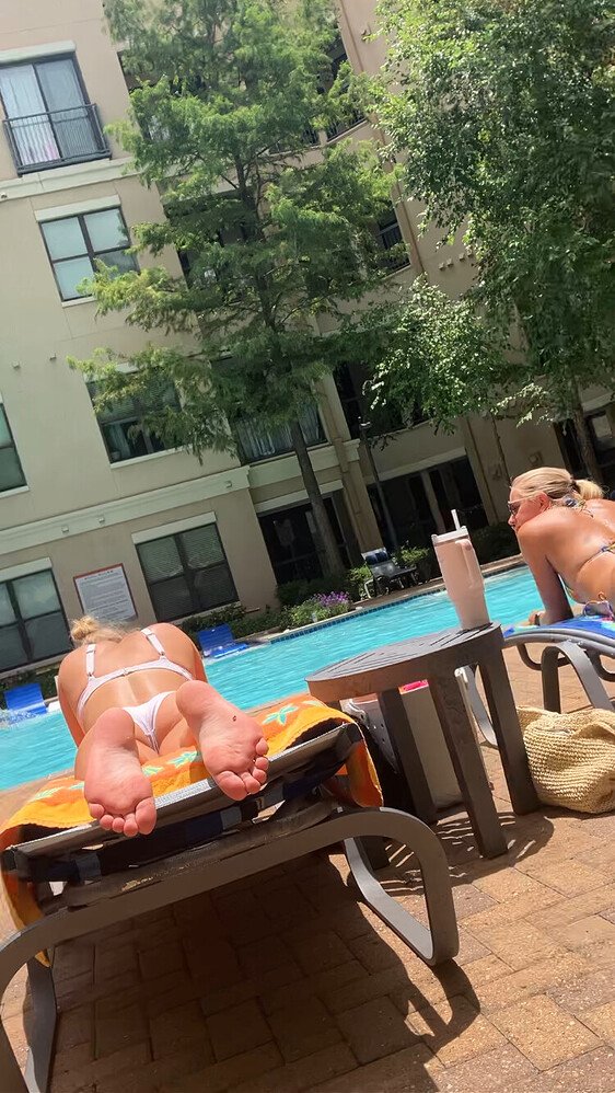 スニーキー・ボイヤー・キャプチャーズ・パーフェクト・キャンディッド・ソールズ・アンド・スムース・ベア・フィート 48