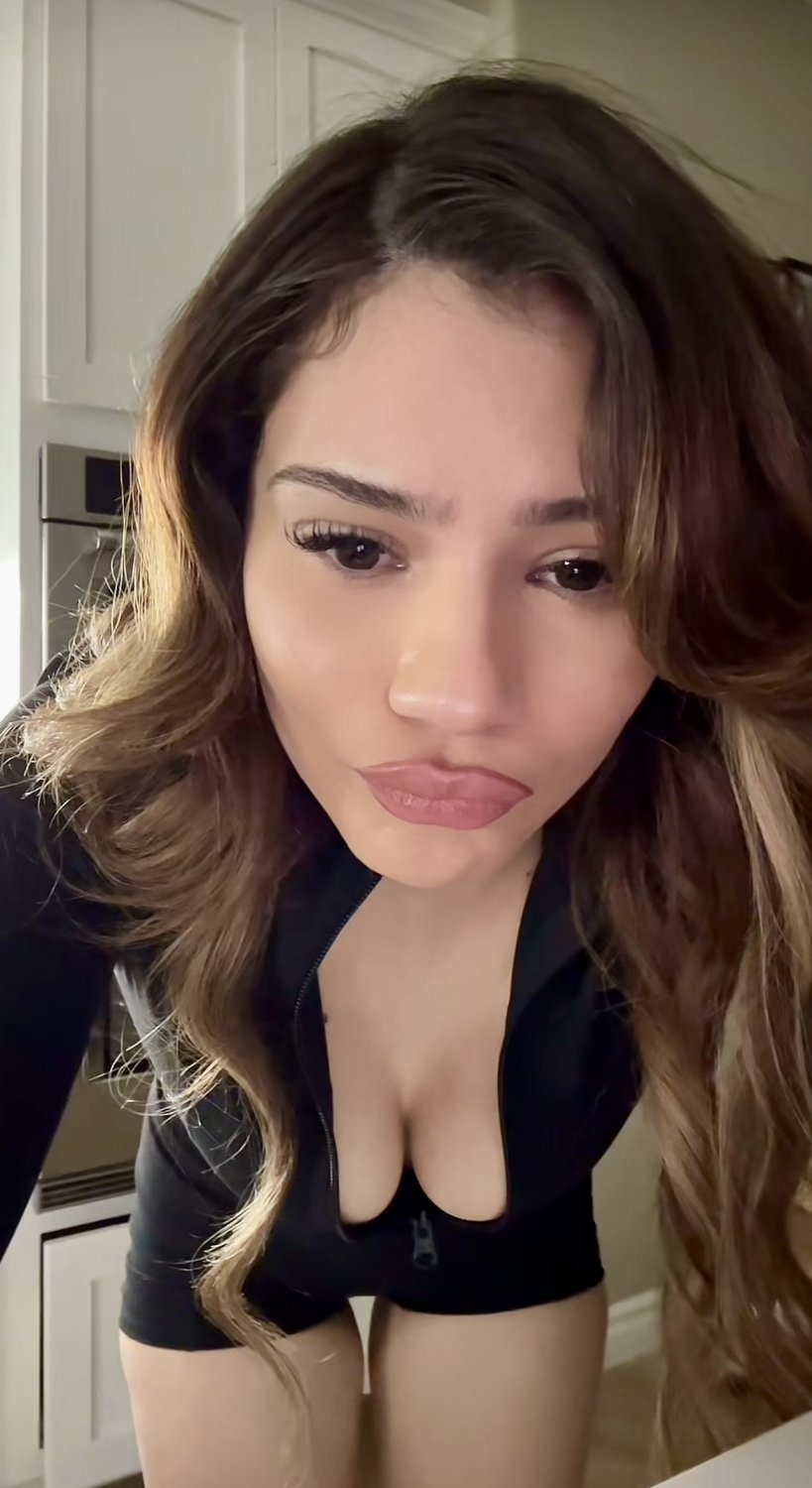 グラマー・ソッツ・フレキシング・ゼア・ジューシー・アセッツ・アンド・ドリッピング・ロー・エナジー 1