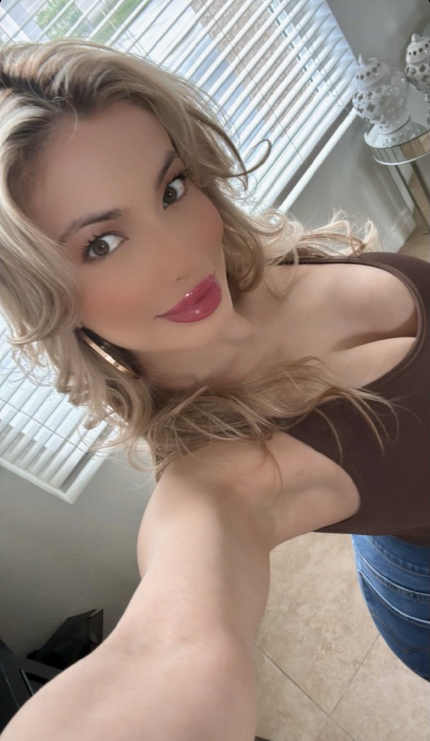 グラマー・ソッツ・フレキシング・ゼア・ジューシー・アセッツ・アンド・ドリッピング・ロー・エナジー 18