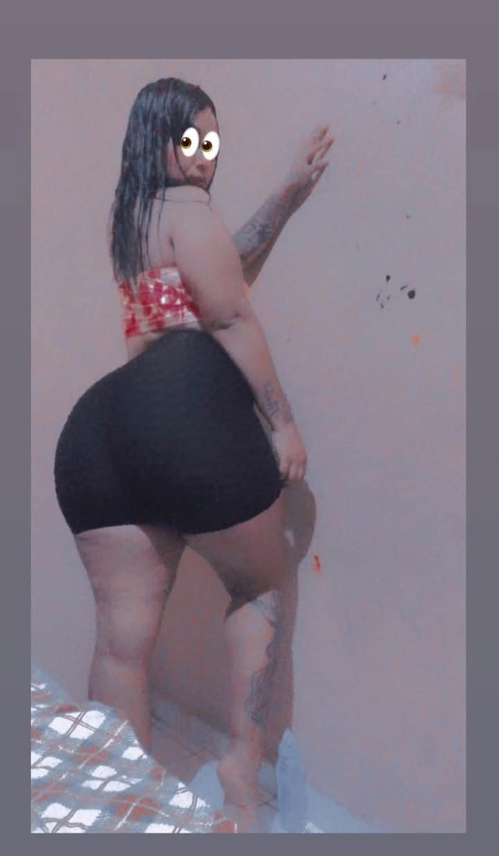 ジューシー・シック・ユリ・ショウイング・オフ・ハー・マッシブ・ラティーナ・カーブス・アンド・焦らしイング・フォア・モア 1