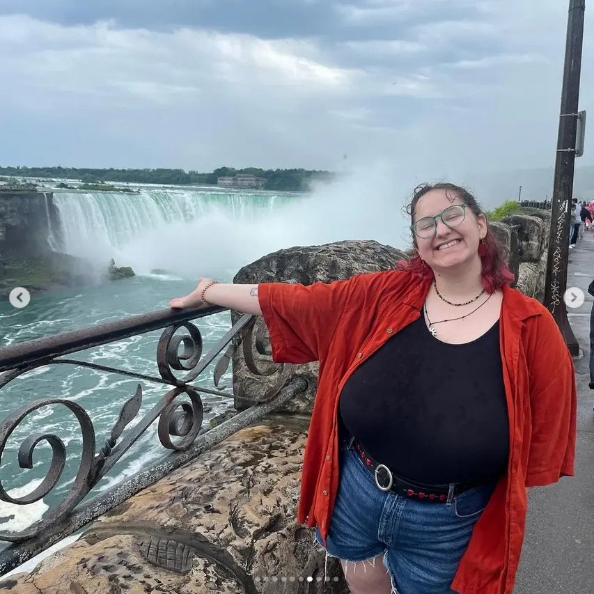 ナーディー・シック・ビューティー・T4イラー・ショウイング・ハー・スウィート・BBWカーブス・ウィズ・ア・ノーティー・スマイル 1