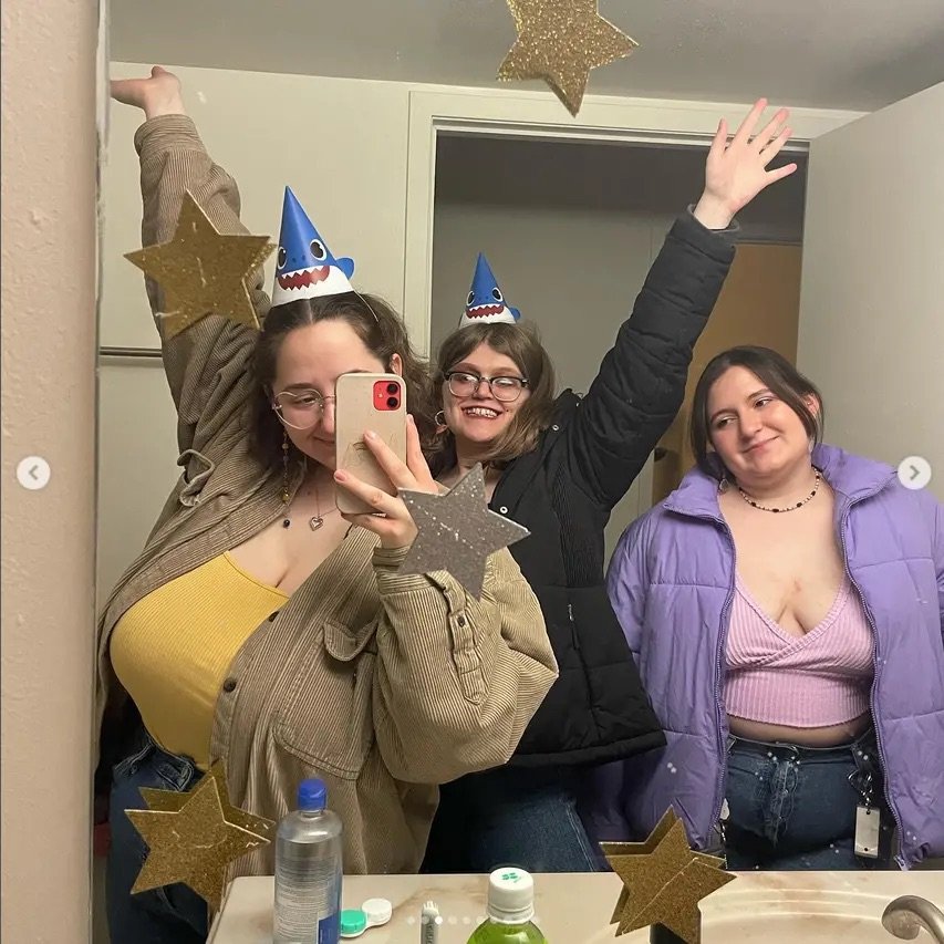 ナーディー・シック・ビューティー・T4イラー・ショウイング・ハー・スウィート・BBWカーブス・ウィズ・ア・ノーティー・スマイル 2