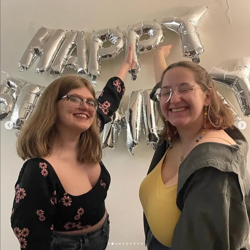 ナーディー・シック・ビューティー・T4イラー・ショウイング・ハー・スウィート・BBWカーブス・ウィズ・ア・ノーティー・スマイル 4