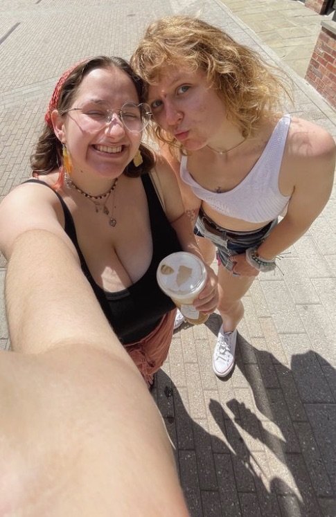 ナーディー・シック・ビューティー・T4イラー・ショウイング・ハー・スウィート・BBWカーブス・ウィズ・ア・ノーティー・スマイル 5