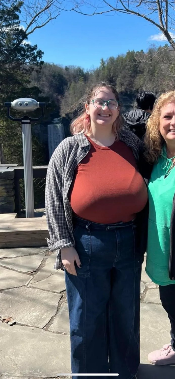 ナーディー・シック・ビューティー・T4イラー・ショウイング・ハー・スウィート・BBWカーブス・ウィズ・ア・ノーティー・スマイル 9