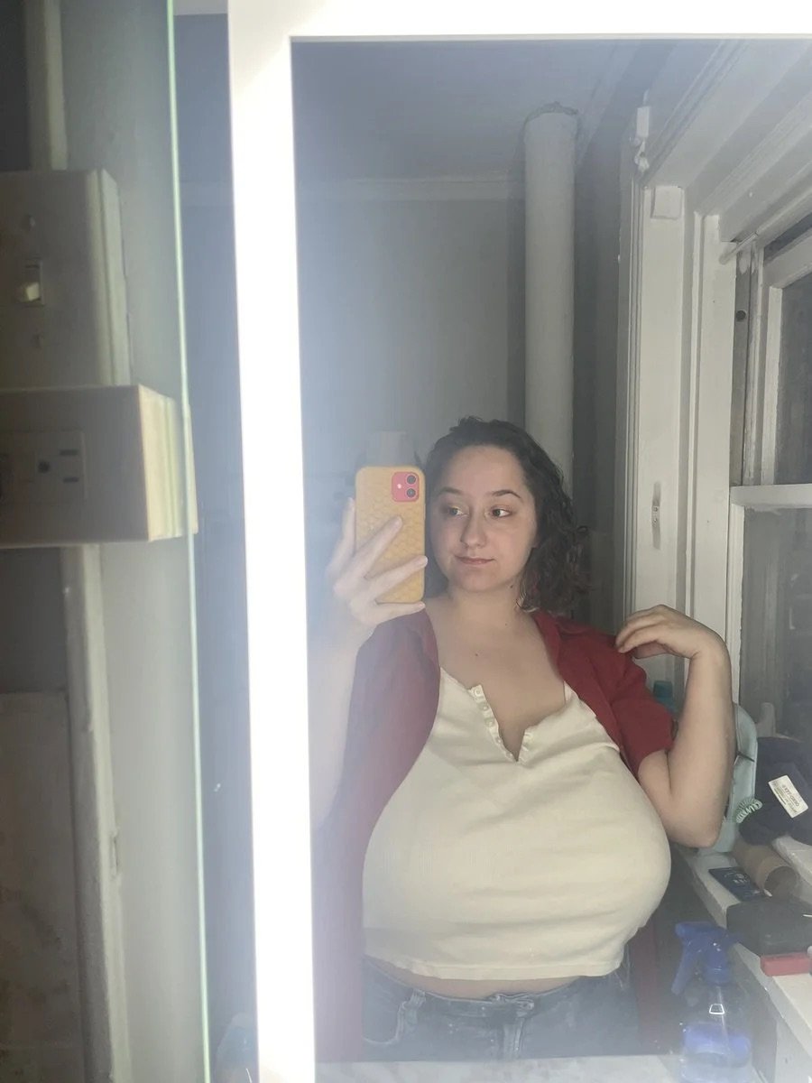 ナーディー・シック・ビューティー・T4イラー・ショウイング・ハー・スウィート・BBWカーブス・ウィズ・ア・ノーティー・スマイル 10