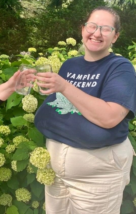 ナーディー・シック・ビューティー・T4イラー・ショウイング・ハー・スウィート・BBWカーブス・ウィズ・ア・ノーティー・スマイル 11