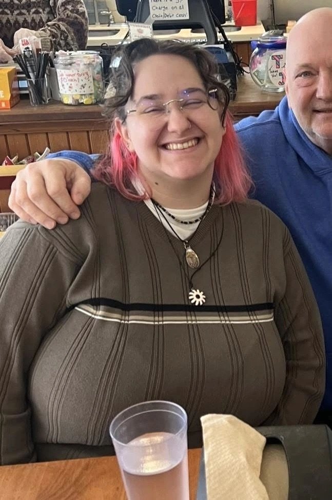 ナーディー・シック・ビューティー・T4イラー・ショウイング・ハー・スウィート・BBWカーブス・ウィズ・ア・ノーティー・スマイル 12