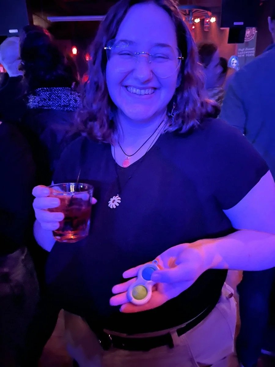 ナーディー・シック・ビューティー・T4イラー・ショウイング・ハー・スウィート・BBWカーブス・ウィズ・ア・ノーティー・スマイル 13