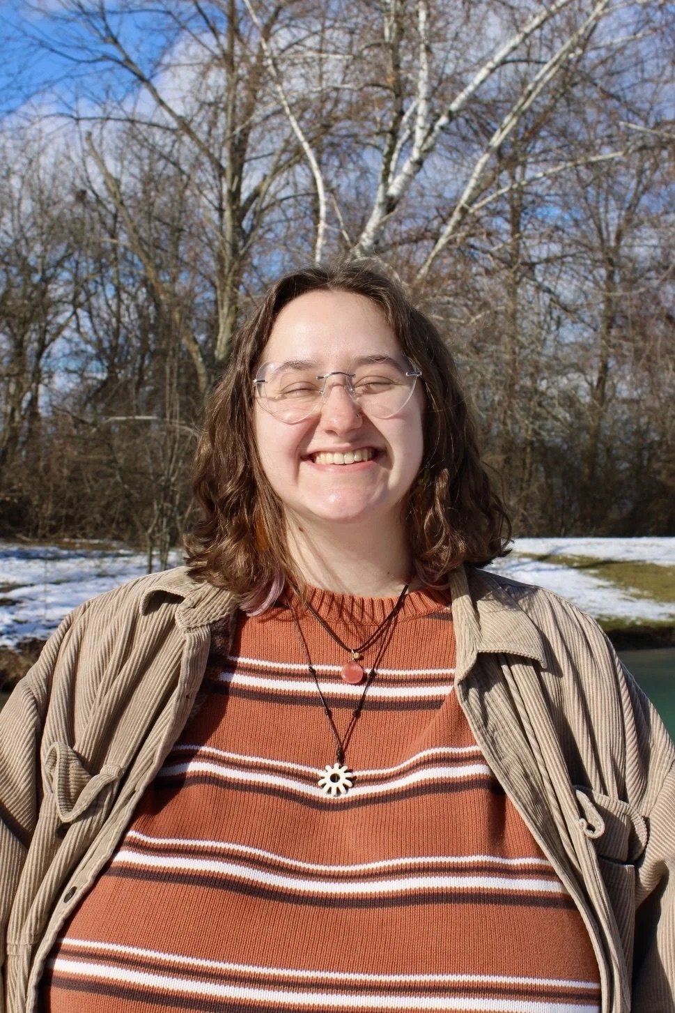 ナーディー・シック・ビューティー・T4イラー・ショウイング・ハー・スウィート・BBWカーブス・ウィズ・ア・ノーティー・スマイル 14